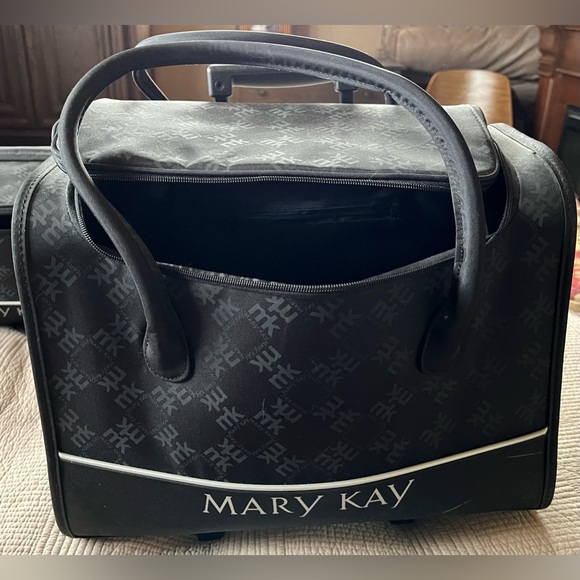 Mary Kay Travel bags - Picture 9 of 12